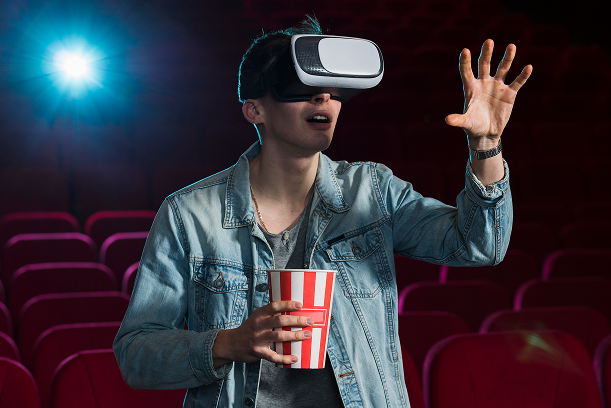 chico-con-gafas-vr-en-el-cine 1