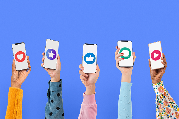 mano-de-pantalla-de-telefono-inteligente-con-iconos-de-redes-sociales 1